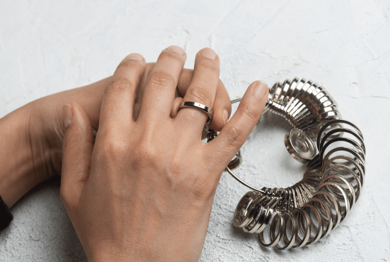 how-to-guess-a-woman-s-ring-size-bling-advisor-blog