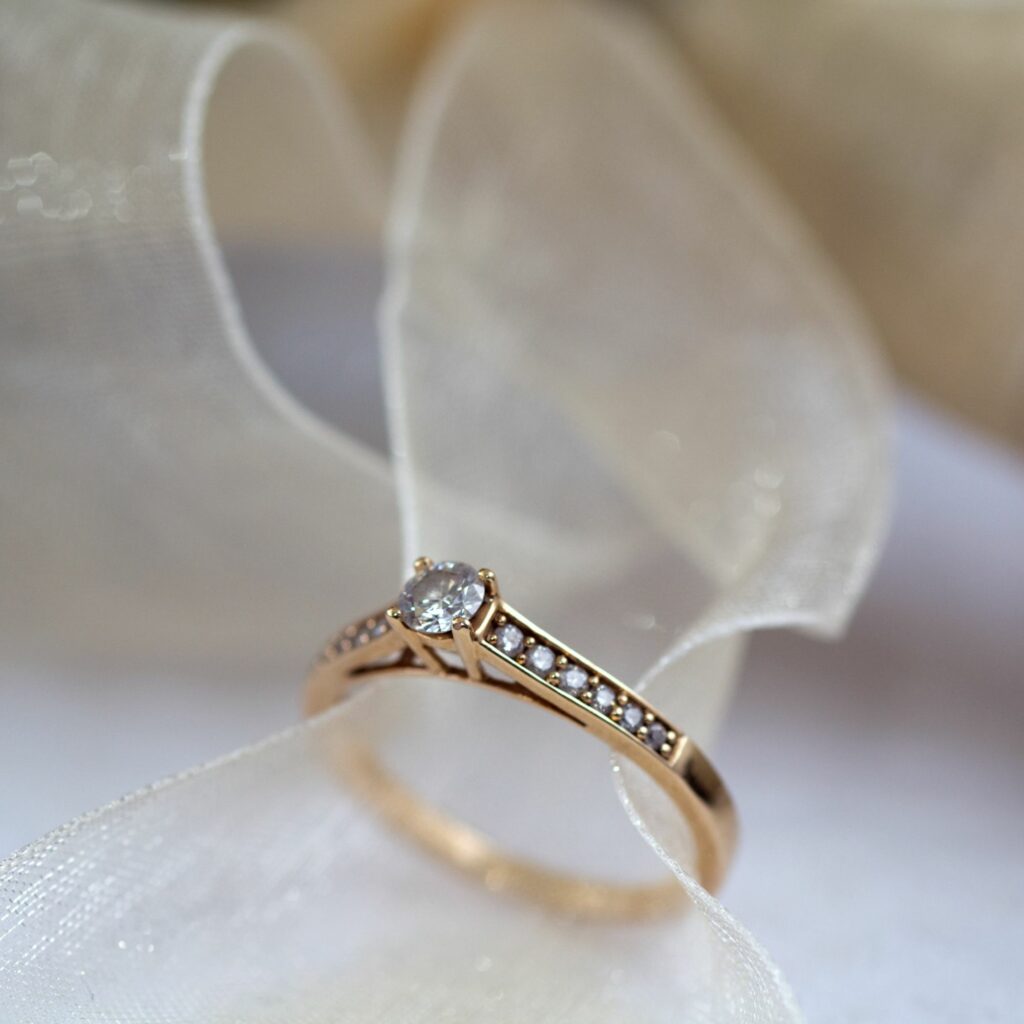 Minimalist Diamond Ring in White Gold | KLENOTA