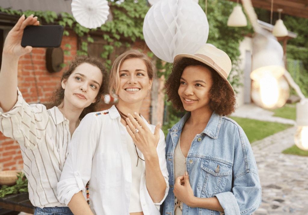 how to take engagement ring selfie